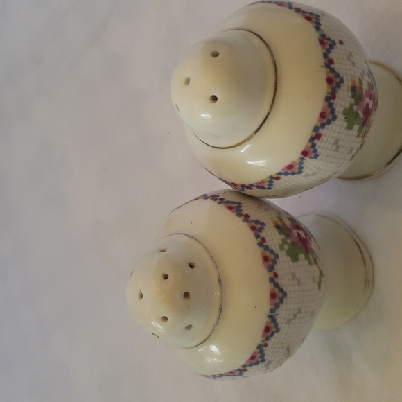 ROYAL ALBERT BONE CHINA PETIT POINT SALT AND PEPPER. VINTAGE Grandma Core - Picture 3 of 11